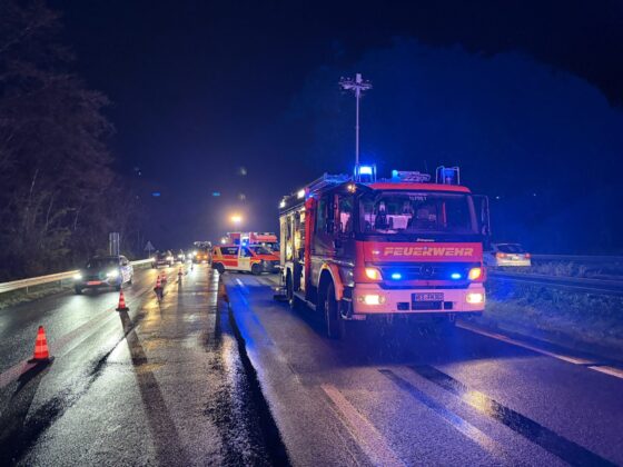 Unfall auf der A3 bei Hünxe: E-Auto prallt gegen Mittelleitplanke