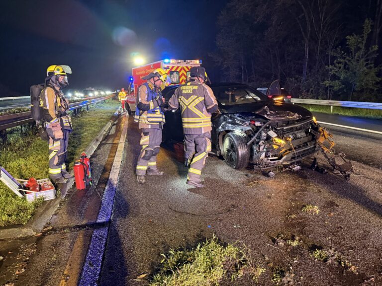 Unfall auf der A3 bei Hünxe: E-Auto prallt gegen Mittelleitplanke