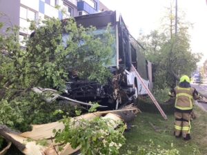 Brand eines Lastkraftwagens in München: Müllwagen in Flammen