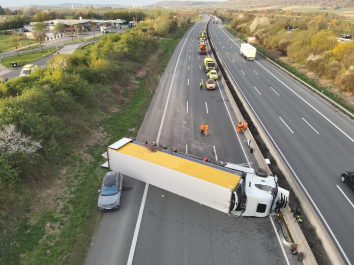 Unfall auf der A7 bei Seesen: Gekippter Milchlaster blockiert Autobahn