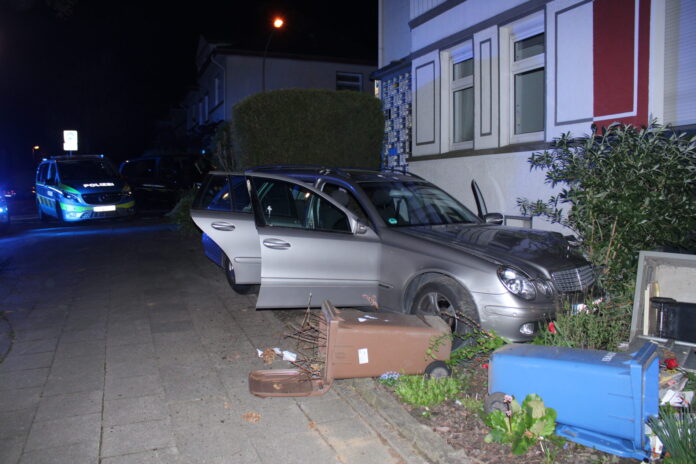 Verfolgungsjagd in Gelsenkirchen: Mercedes rast in Vorgarten