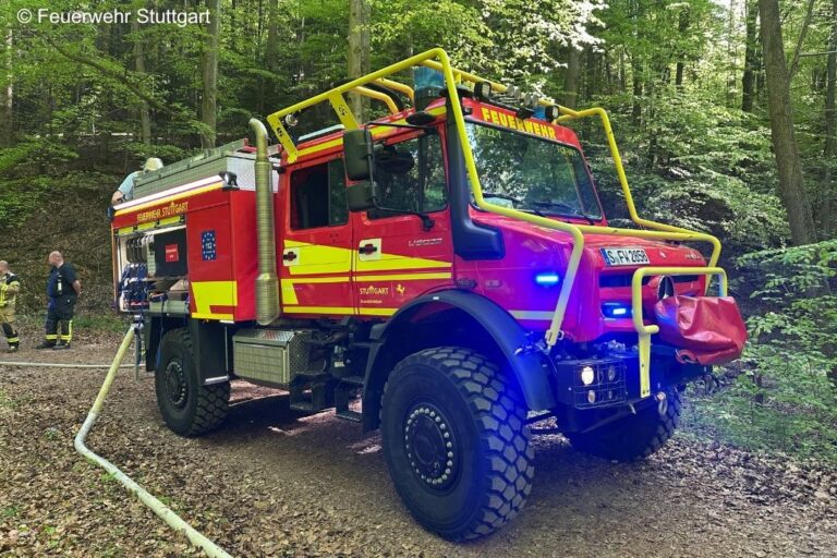 Waldbrand in Stuttgart-Rohracker: Schwieriger Einsatz am Hang