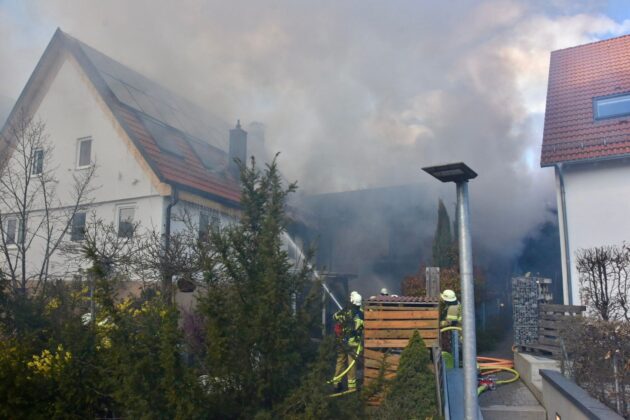 Garagenbrand in Böblingen-Dagersheim: Flammen greifen auf Wohnhaus über