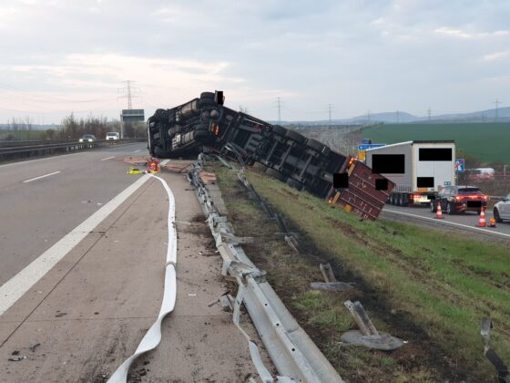 Unfall auf der A71 bei Arnstadt: Sattelzug durchbricht Leitplanke
