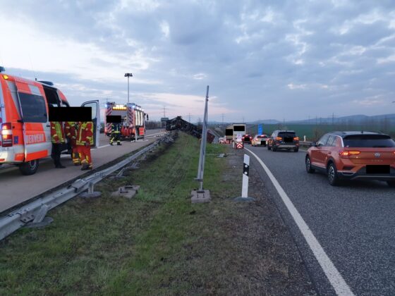 Unfall auf der A71 bei Arnstadt: Sattelzug durchbricht Leitplanke