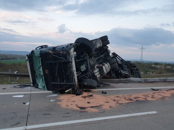 Unfall auf der A71 bei Arnstadt: Sattelzug durchbricht Leitplanke