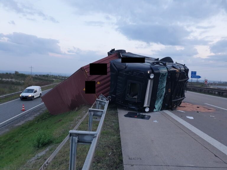 Unfall auf der A71 bei Arnstadt: Sattelzug durchbricht Leitplanke