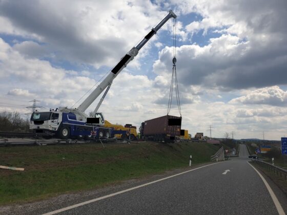 Unfall auf der A71 bei Arnstadt: Sattelzug durchbricht Leitplanke