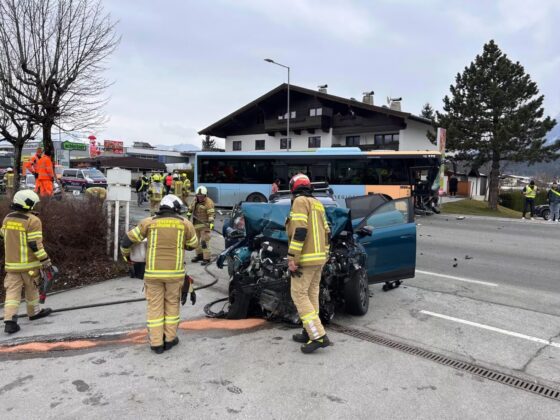 Unfall in St. Johann: Frontalkollision zwischen Pkw und Linienbus