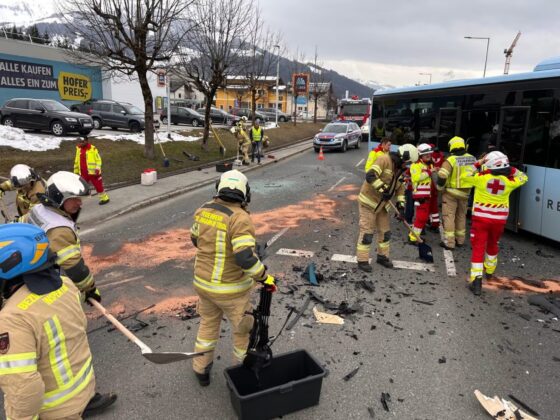 Unfall in St. Johann: Frontalkollision zwischen Pkw und Linienbus