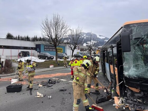 Unfall in St. Johann: Frontalkollision zwischen Pkw und Linienbus
