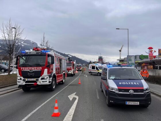 Unfall in St. Johann: Frontalkollision zwischen Pkw und Linienbus