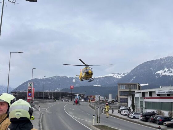Unfall in St. Johann: Frontalkollision zwischen Pkw und Linienbus
