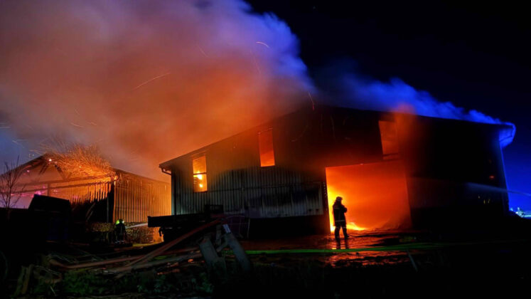 Großbrand in Hollenstein: 17 Feuerwehren retten Wohnhäuser