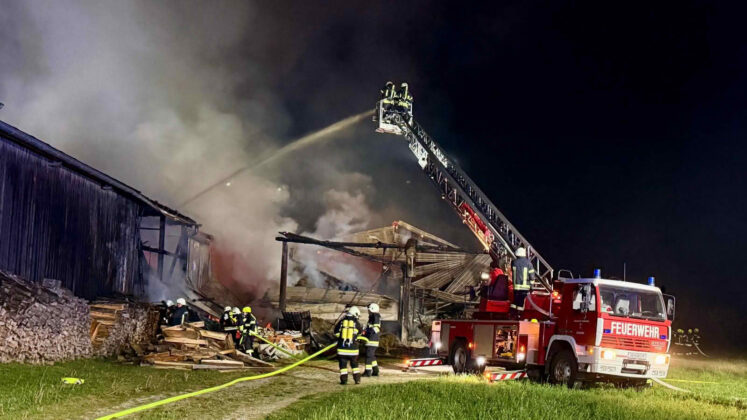 Großbrand in Hollenstein: 17 Feuerwehren retten Wohnhäuser