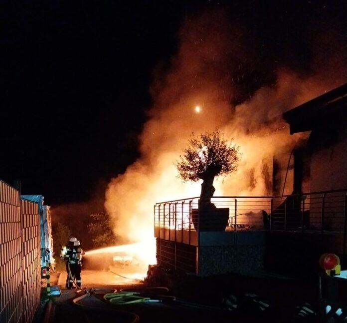 Brand eines Firmengebäudes: Großeinsatz in Neunkirchen