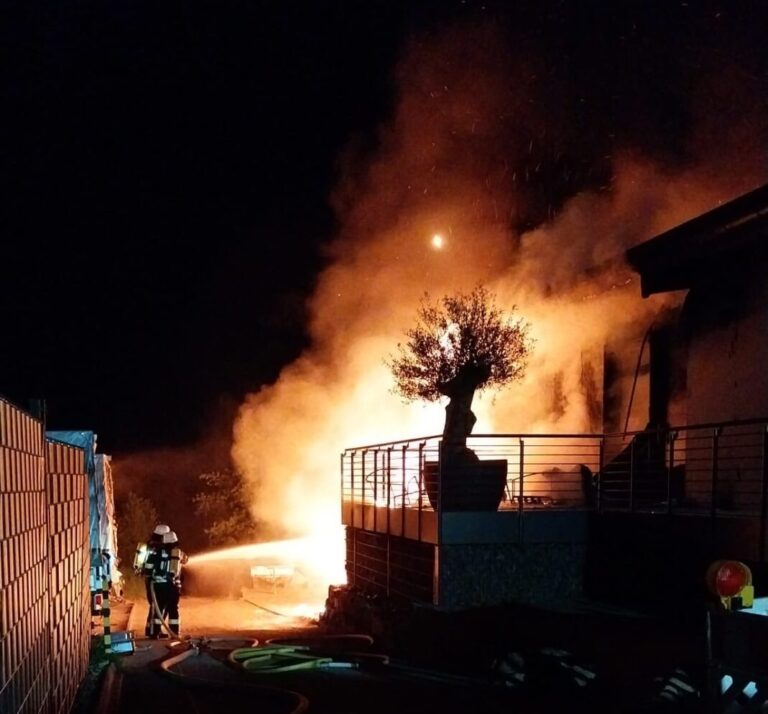 Brand eines Firmengebäudes: Großeinsatz in Neunkirchen