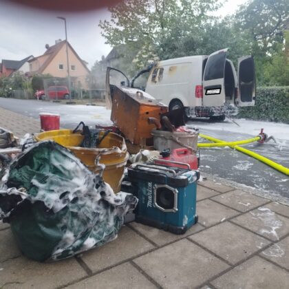 Pkw-Brand in Bubenreuth: Feuerwehr löscht Fahrzeug in Vollbrand