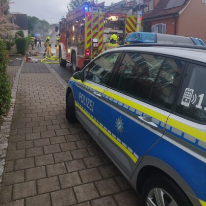 Pkw-Brand in Bubenreuth: Feuerwehr löscht Fahrzeug in Vollbrand