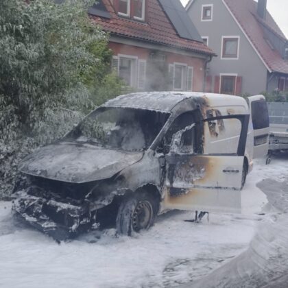 Pkw-Brand in Bubenreuth: Feuerwehr löscht Fahrzeug in Vollbrand