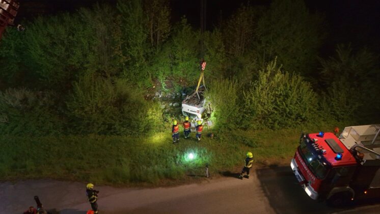 Kraneinsatz in Großraming: Spezialkräfte bergen Fahrzeug aus Bach