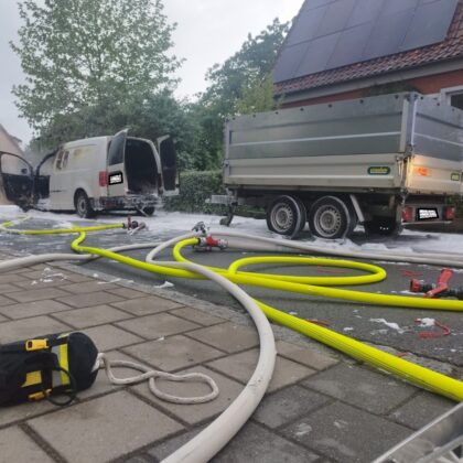 Pkw-Brand in Bubenreuth: Feuerwehr löscht Fahrzeug in Vollbrand