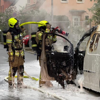 Pkw-Brand in Bubenreuth: Feuerwehr löscht Fahrzeug in Vollbrand