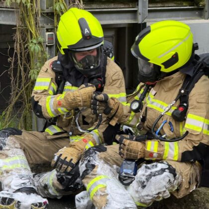 Pkw-Brand in Bubenreuth: Feuerwehr löscht Fahrzeug in Vollbrand