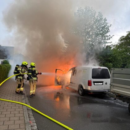 Pkw-Brand in Bubenreuth: Feuerwehr löscht Fahrzeug in Vollbrand