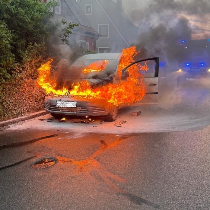 Pkw-Brand in Bubenreuth: Feuerwehr löscht Fahrzeug in Vollbrand