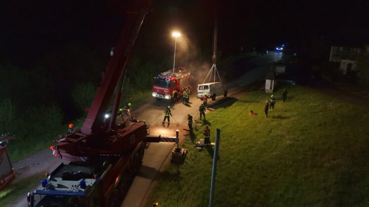 Kraneinsatz in Großraming: Spezialkräfte bergen Fahrzeug aus Bach