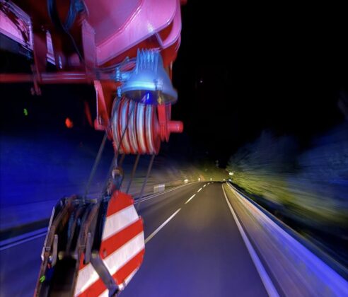 Kraneinsatz in Großraming: Spezialkräfte bergen Fahrzeug aus Bach