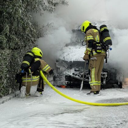 Pkw-Brand in Bubenreuth: Feuerwehr löscht Fahrzeug in Vollbrand