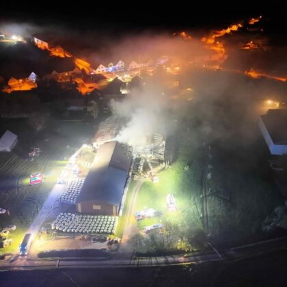 Großbrand in Hollenstein: 17 Feuerwehren retten Wohnhäuser