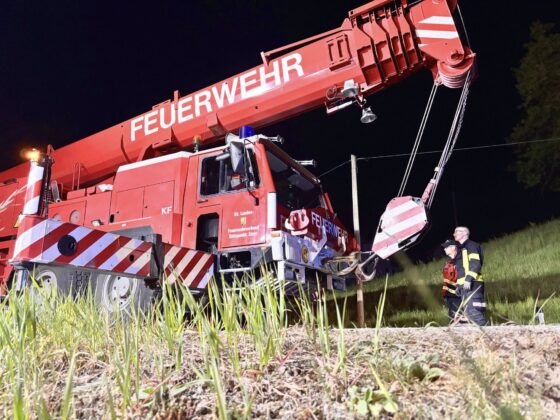 Kraneinsatz in Großraming: Spezialkräfte bergen Fahrzeug aus Bach