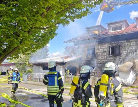 Gebäudebrand in Kaufbeuren: Wohnhaus nach Garagenfeuer schwer beschädigt