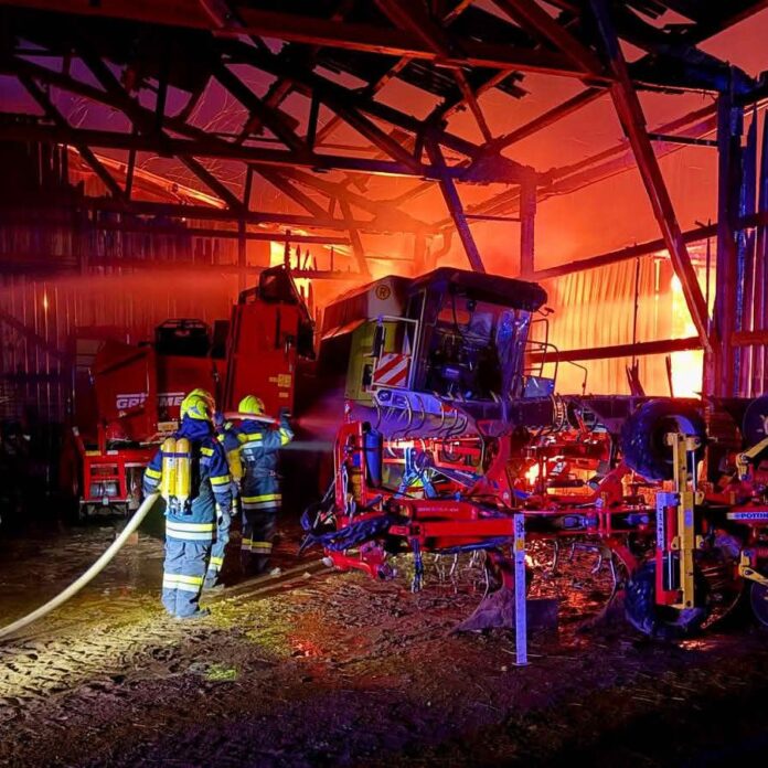 Großbrand in Hollenstein: 17 Feuerwehren retten Wohnhäuser