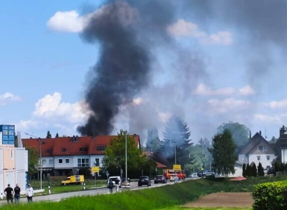 Gebäudebrand in Kaufbeuren: Wohnhaus nach Garagenfeuer schwer beschädigt
