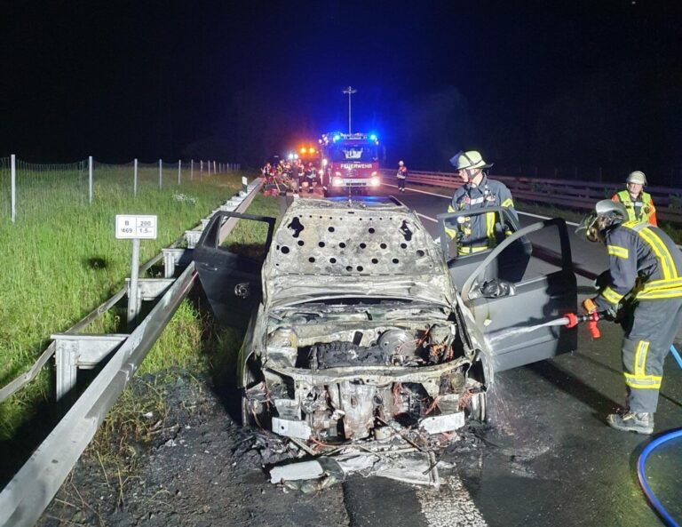 Pkw-Brand auf der B 469: Opel geht nach Urlaubsreise in Flammen auf