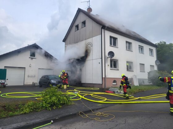 Wohnhausbrand in Kierspe: Tote Frau im Garten gefunden &ndash; Mordkommission ermittelt