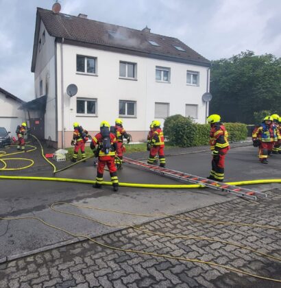 Wohnhausbrand in Kierspe: Tote Frau im Garten gefunden – Mordkommission ermittelt