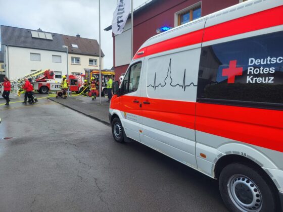 Wohnhausbrand in Kierspe: Tote Frau im Garten gefunden – Mordkommission ermittelt