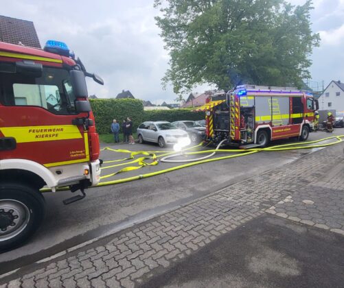 Wohnhausbrand in Kierspe: Tote Frau im Garten gefunden – Mordkommission ermittelt