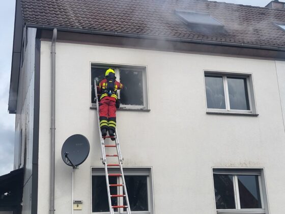 Wohnhausbrand in Kierspe: Tote Frau im Garten gefunden – Mordkommission ermittelt