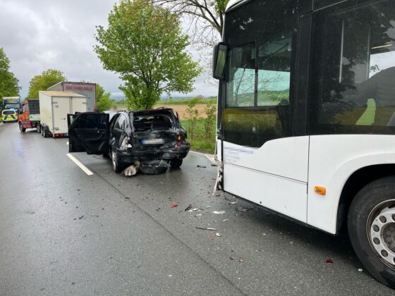 Unfall auf der B7 bei Warburg: Linienbus schiebt Autos zusammen