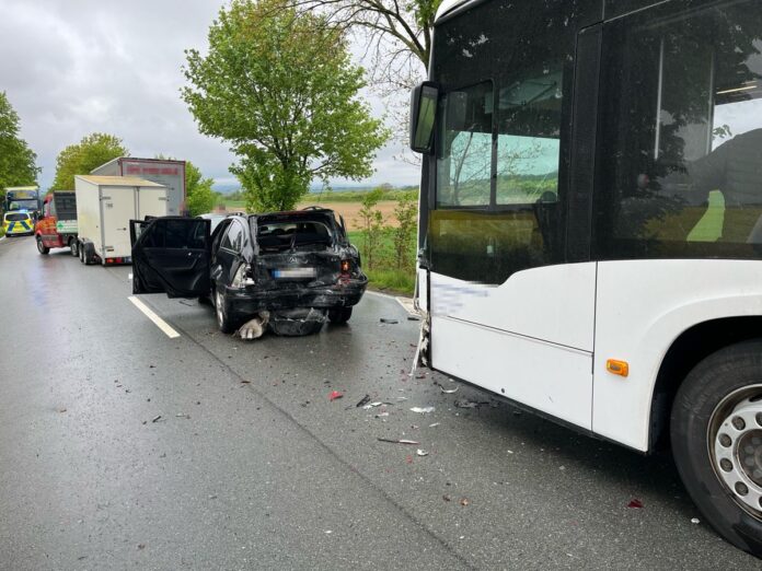 Unfall auf der B7 bei Warburg: Linienbus schiebt Autos zusammen