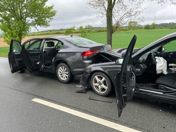 Unfall auf der B7 bei Warburg: Linienbus schiebt Autos zusammen