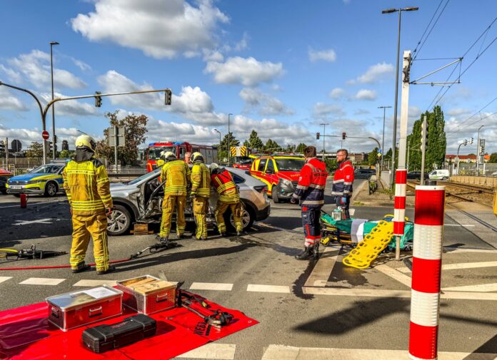 Unfall in Dresden-Cotta: Person mit hydraulischem Gerät befreit