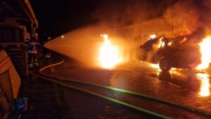 Feuerwehr im Großeinsatz: Brand eines Firmengebäudes in Neunkirchen