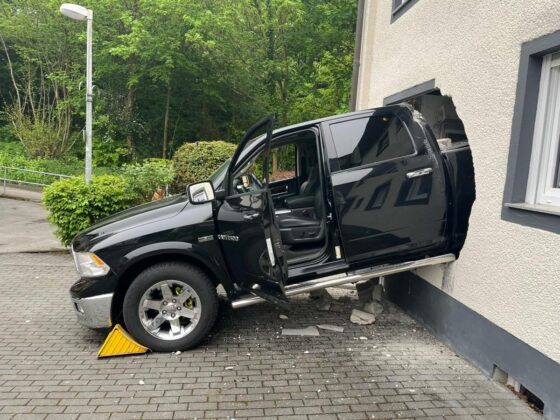 Unfall in Ennepetal: Pkw kracht rückwärts durch die Küchenwand